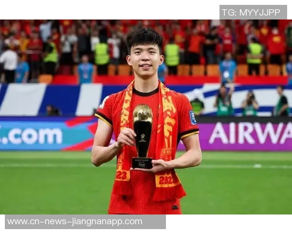 王钰栋19岁生日庆祝照曝光本赛季30场斩获12球荣膺本土射手王