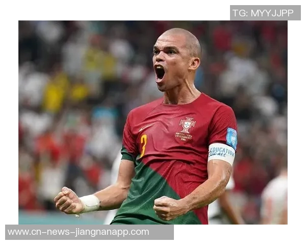 佩佩回忆初见C罗时光:17岁少年训练后啃苹果健身的故事